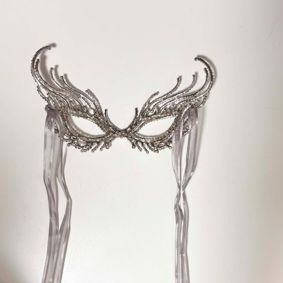 NEW - Elegant Silver Metal Masquerade Mask - Halloween - Picture 3 of 4